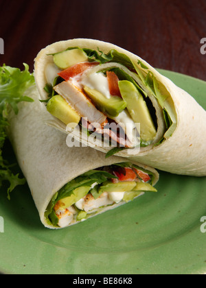 Hähnchen Avocado Wrap auf einem Teller Stockfoto