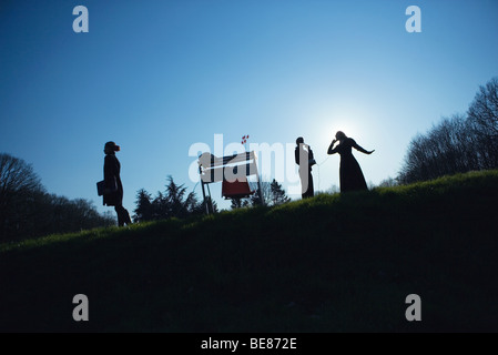 Drei Weibchen und Schreibtisch im Feld, zwei reden über Festnetz-Telefon, Kontur, niedrigen Winkel anzeigen Stockfoto