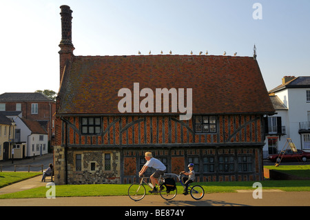 Radfahrer auf Promenade Moot Hall vorbei. Moot Hall ist heute ein Museum. Aldeburgh Suffolk Stockfoto