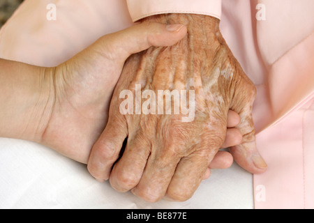 Alt und jung hand Stockfoto