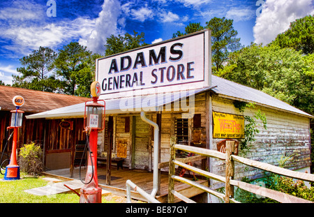 Alten Adams Gemischtwarenladen mit Zapfsäulen von 1915 im restaurierten Pioniermuseum Alabama Alabama Troy vom alten Bahnhof Stockfoto