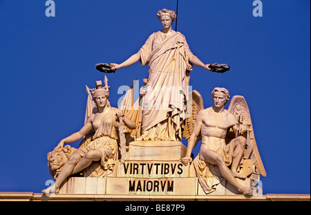 Portugal, Lissabon: Sieg-Statue auf dem Triumphbogen in Downtown´s Praca Comercio Stockfoto