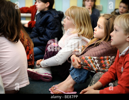 KINDER IN EINER BAUGRUPPE EINE SONNTAGSSCHULE UK Stockfoto