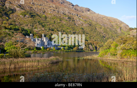 Kylemore Abbey am Ufer des Lough Kylemore Stockfoto