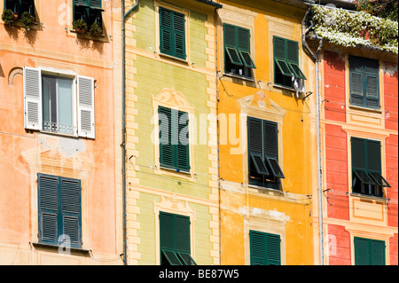 Pastellfarben bemalten Häusern an der Harbourfront in Portofino, Golfo del Tigullio, italienische Riviera, Ligurien, Italien Stockfoto