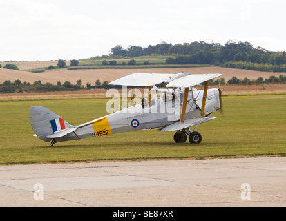 De Havilland DH82A Tiger Moth Doppeldecker der Royal Air Force R4922 G-APAO bei Duxford Flugplatz England Vereinigtes Königreich UK Stockfoto