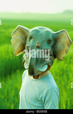 Person tragen Elefant Maske, portrait Stockfoto