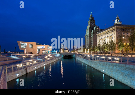 Königlichen Leber und Cunard Gebäude und "Beatles Story Pier Head" hinter der erweiterten Leeds-Liverpool-Kanal, Pier Head, Liverpool Stockfoto