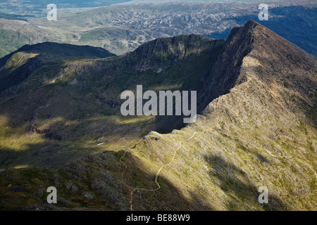 Der Bergrücken von Y Lliwedd und der Watkin Path vom Gipfel des Snowdon (Yr Wyddfa), Snowdonia National Park (Eryri), Gwynedd, Wales Stockfoto