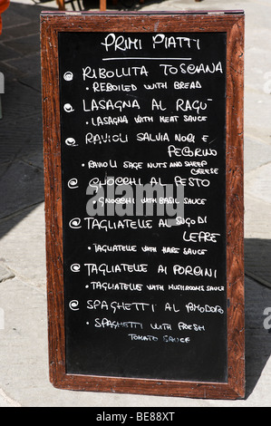 Tafel Menü vor einem Restaurant im Zentrum des Dorfes von Castellina in Chianti, Toskana, Italien Stockfoto