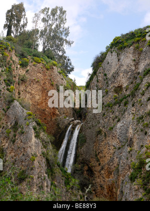 Israel, oberen Galiläa, Iyyon River Nature Reserve. Den Ofen Wasserfall und Kreide Klippen Stockfoto