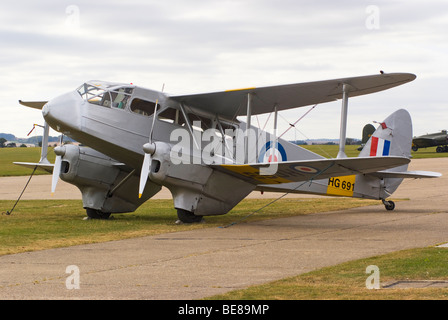 Eine RAF De Havilland DH89A Dragon Rapide Transport Aircraft HG691 geparkt auf Vorfeld bei Duxford Flugplatz IWM England UK Stockfoto