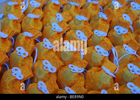 JAPAN Honshu Tokio Jingumae - am Meijijingu-Schrein gelbe Omamori Glücksbringer auf dem display Stockfoto