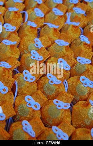 JAPAN Honshu Tokio Jingumae - am Meijijingu-Schrein gelbe Omamori Glücksbringer auf dem display Stockfoto