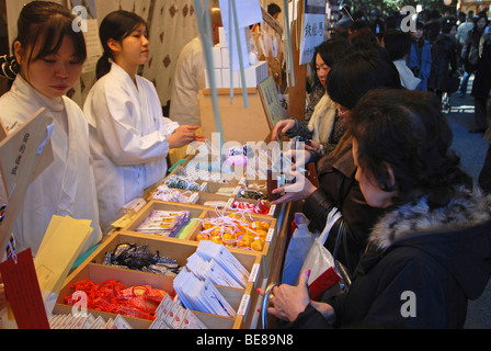 JAPAN Honshu Tokio Ingumae - Meijijingu Schrein Silvester Anbeter Kauf Omamori Glücksbringer für das neue Jahr Stockfoto