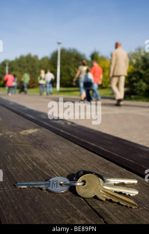 Schlüsselbund auf einer Bank liegend Stockfoto