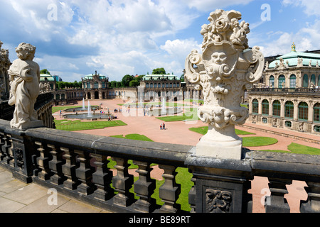 Deutschland Sachsen Dresden Innenhof von den restaurierten Zwinger Palast Barockgarten mit Touristen gesehen von der Wall Stockfoto