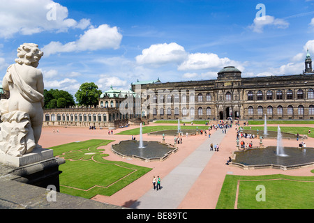 Deutschland Sachsen Dresden Innenhof und Bildergalerie von den restaurierten Zwinger Palast Barockgarten mit Touristen Stockfoto