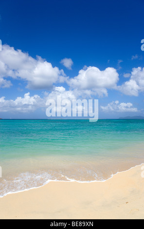 WEST INDIES Karibik Grenadinen Grenada Carriacou Insel Paradies Beach bei L'Esterre Bay sanfte Wellen Pause am Ufer Stockfoto