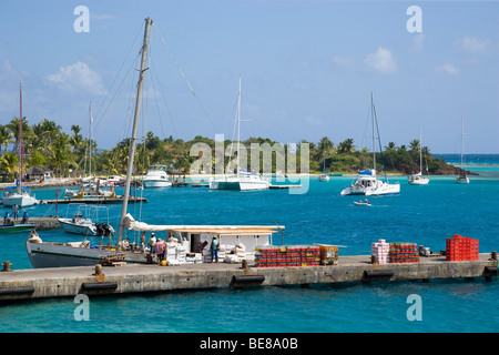 WEST INDIES karibischen St. Vincent & die Grenadinen Union Island Clifton Harbour Inter-Insel-Versorgung-Boot entladen Fracht Bestimmungen Stockfoto