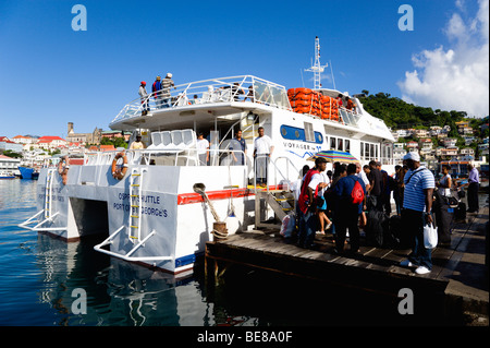 WEST INDIES Karibik Grenadinen Grenada St George The Carenage Hafen Inter Insel Osprey Katamaran Shuttle mit Pendler Stockfoto