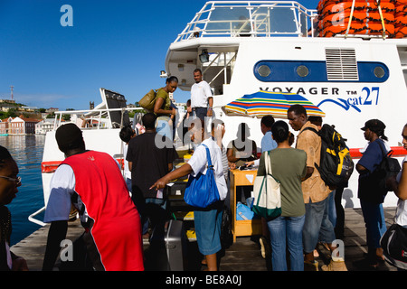 WEST INDIES Karibik Grenadinen Grenada St George The Carenage Hafen Inter Insel Osprey Katamaran Shuttle mit Pendler Stockfoto