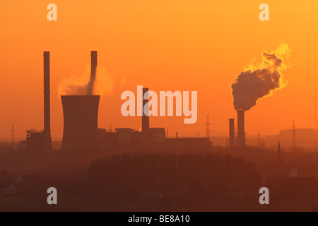 Electriciteitscentrale Bij Zonsondergang, Belgien Wasserkraftwerk bei Sonnenuntergang, Belgien Stockfoto