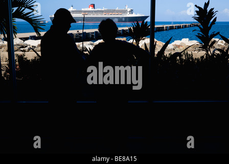 Antillen Karibik Grenadinen Grenada St Georges Cruise Ship Terminal Touristen auf der Suche am Queen Mary 2 Liner durch Fenster Stockfoto