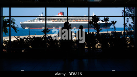 Antillen Karibik Grenadinen Grenada St Georges Cruise Ship Terminal Touristen auf der Suche am Queen Mary 2 Liner durch Fenster Stockfoto