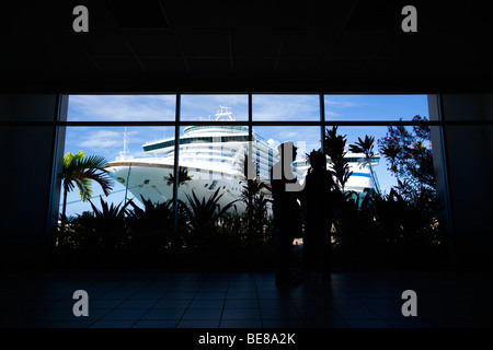 Antillen Karibik Grenadinen Grenada St Georges Cruise Ship Terminal Touristen auf der Suche durch große Glasfenster im Liner Stockfoto