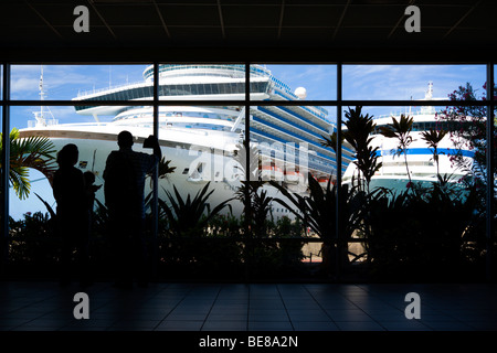 Antillen Karibik Grenadinen Grenada St Georges Cruise Ship Terminal Touristen auf der Suche durch große Glasfenster im Liner Stockfoto