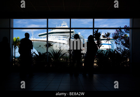 Antillen Karibik Grenadinen Grenada St Georges Cruise Schiff Terminal Touristen betrachten Liner durch große Glasfenster Stockfoto