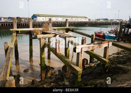 Verfallenden alten Bootssteg bleibt im Hafen von Newhaven, Sussex, England, UK. Stockfoto