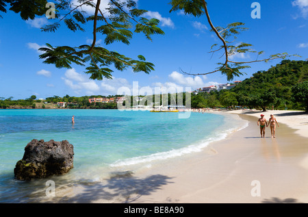 WEST INDIES Karibik Grenadinen Grenada St George Parish BBC Beach Morne Rouge Bay Touristen von Kreuzfahrtschiffen zu Fuß auf sand Stockfoto