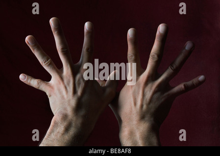 Hände mit gespreizten Fingern Stockfoto