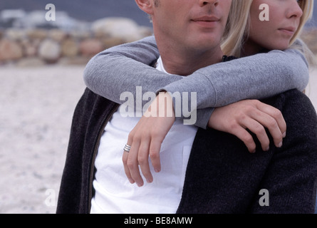 Junges Paar umarmt am Strand Stockfoto