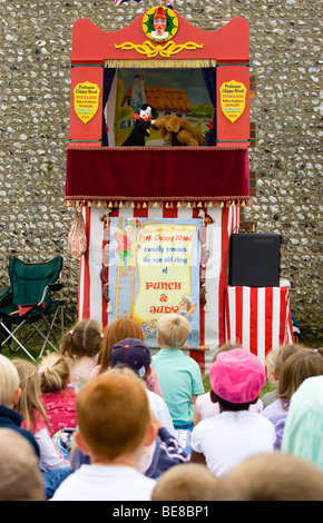 ENGLAND West Sussex Findon Dorf Schafe Fair Punch und Judy Show mit Publikum von Kinder sitzen am Boden beobachten Marionetten. Stockfoto