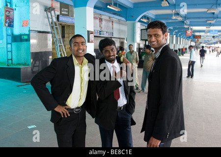 Indische Geschäftsleute am Bahnhof in Hyderabad Indien Stockfoto