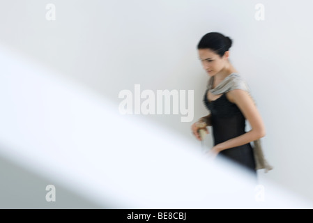 Frau zu Fuß mit Glas Champagner in der hand, erhöhte Ansicht Stockfoto