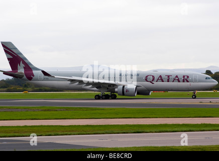 Qatar Airways Airbus A330-302 (X) Airliner A7-AEJ Ankunft am Flughafen Manchester Ringway England Vereinigtes Königreich UK Stockfoto