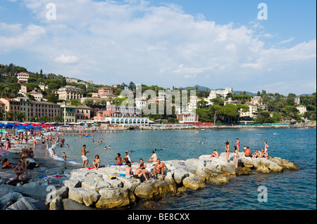 Strand von Santa Margherita Ligure am späten Nachmittag, Golfo del Tigullio, italienische Riviera, Ligurien, Italien Stockfoto