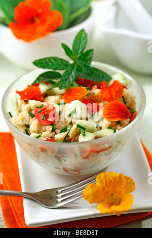 Taboulé Salat mit Blumen. Rezept zur Verfügung. Stockfoto