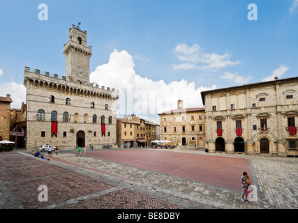 Die Piazza Grande mit dem Palazzo Tarugi auf der rechten Seite und der Palazzo Comunale auf der linken Seite, Montepulciano, Toskana, Italien Stockfoto