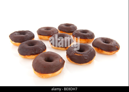 Verschiedene leckere Schokolade Donuts isoliert auf weiß Stockfoto