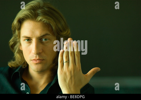 Mann hält Hand zeigt Ehering Stockfoto