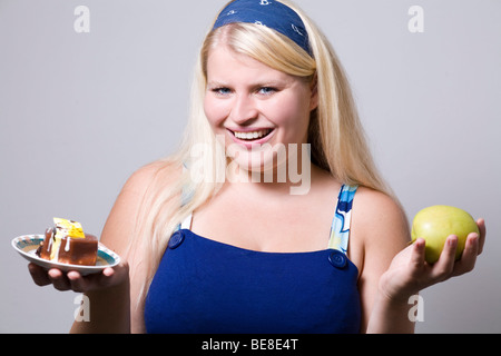 Junge fette Frau zögern Sie was zu essen. Stockfoto