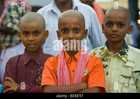 Hindu Boys am Sri Venkateswara Tempel in Tirupati Indien Stockfoto