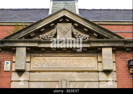 Giebel über dem Eingang zum Carnegie Free Library in Stadt von Newport South Wales UK Stockfoto