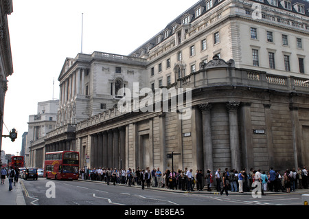 Die Warteschlange draußen Bank of England beim Tag der offenen Tür am Wochenende, London, England, UK Stockfoto