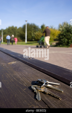 Schlüsselbund auf einer Bank liegend Stockfoto